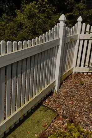 Vinyl fence cleaning in Kalamazoo, MI, before cleaning